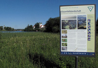 Neues Schild zur "Eiszerfallslandschaft" am Kloster Seeon