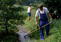 Grabenpflege mit der Sense