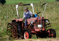 Traktor mit Gitterreifen, Messerbalken