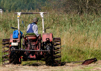 Traktor mit Gitterreifen, Messerbalken